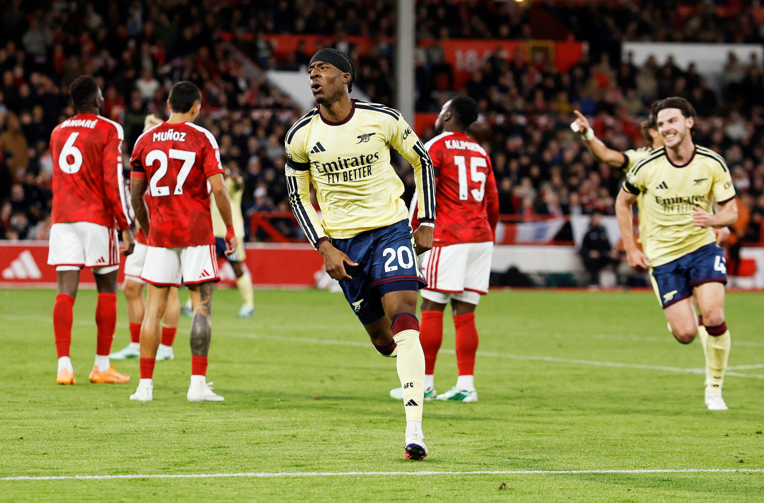 Arsenal empata com Nottingham Forest e cola no Manchester City