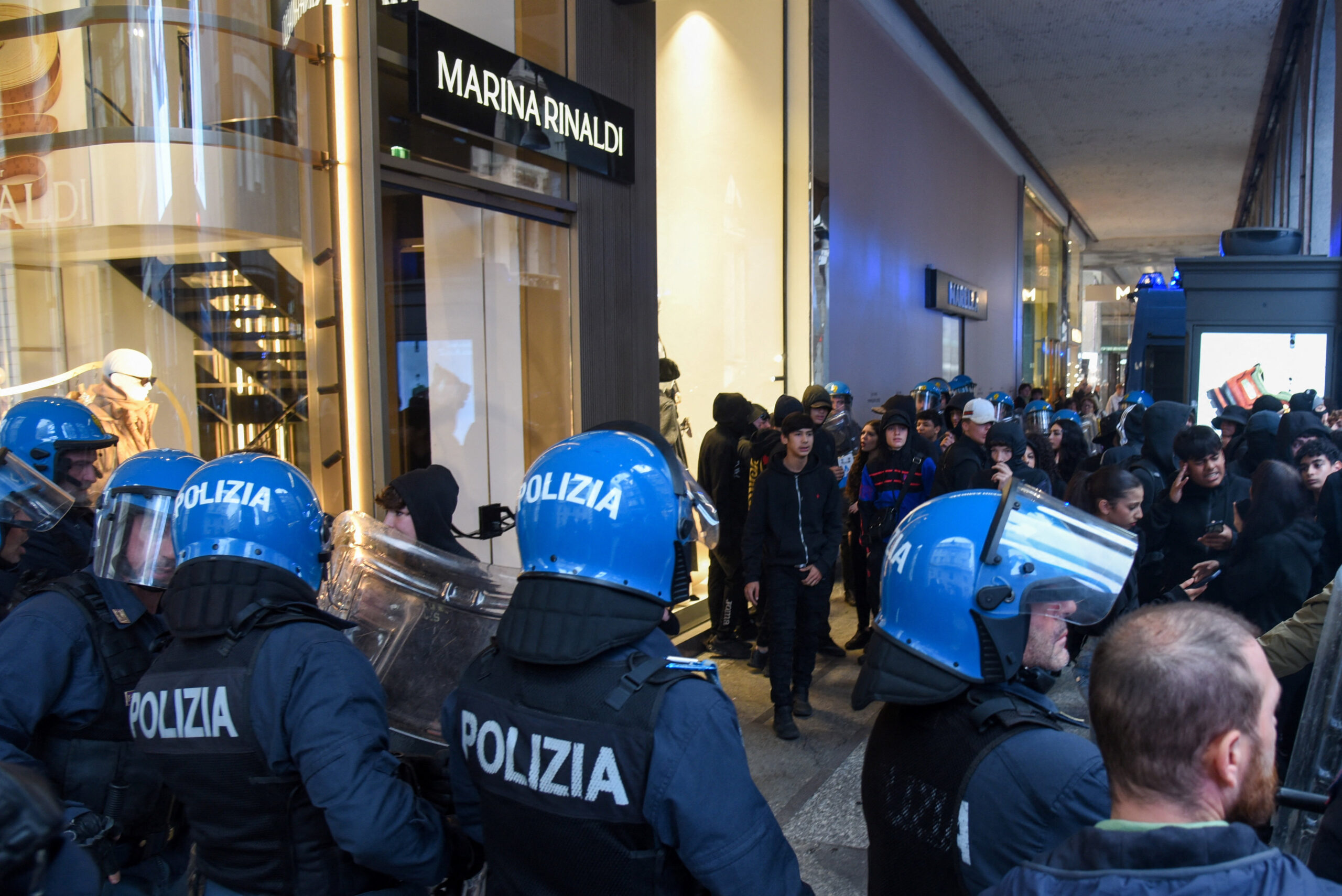 Protestos na da Itália causam distúrbios e detenções