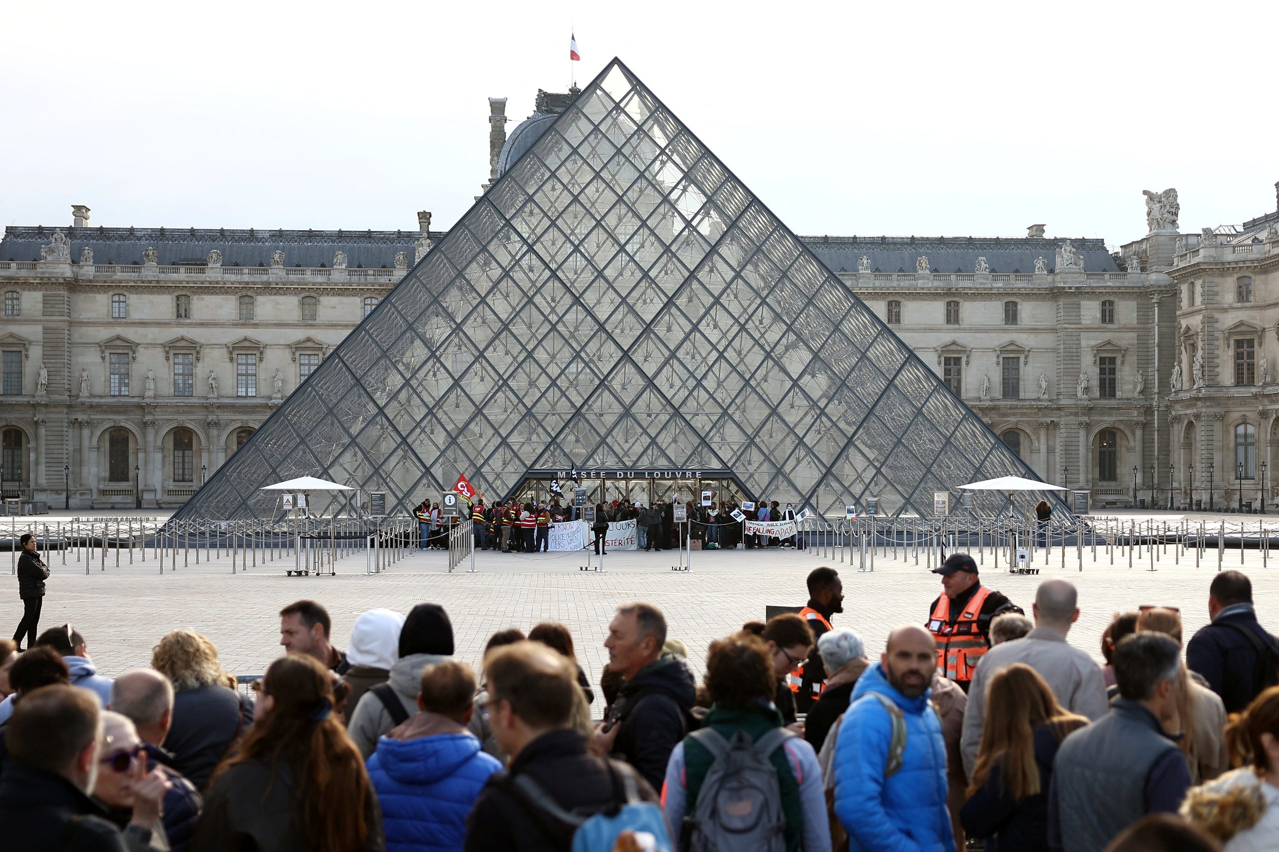 Louvre e museus de Paris fecham no sábado (24) por medo de novos protestos