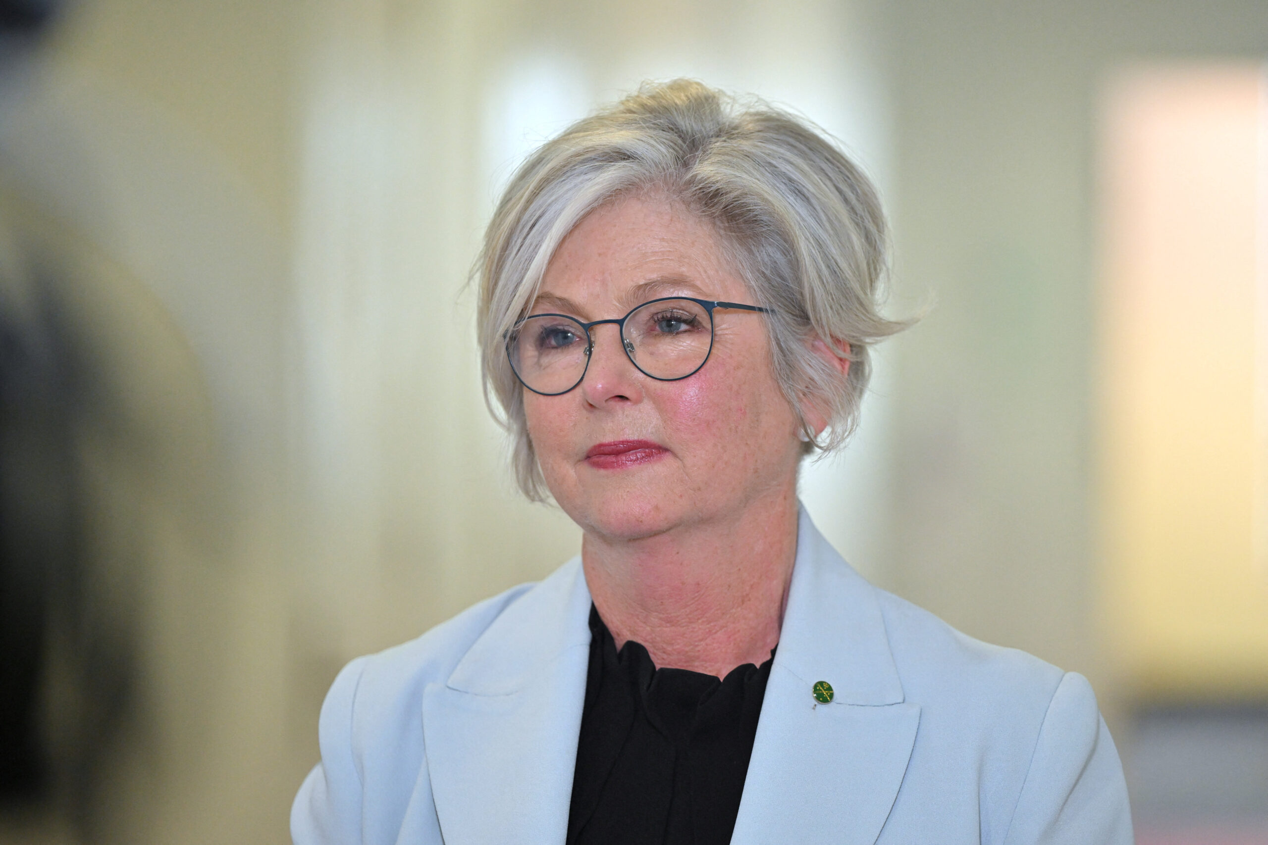 Deputada australiana é internada após ser atropelada propositalmente