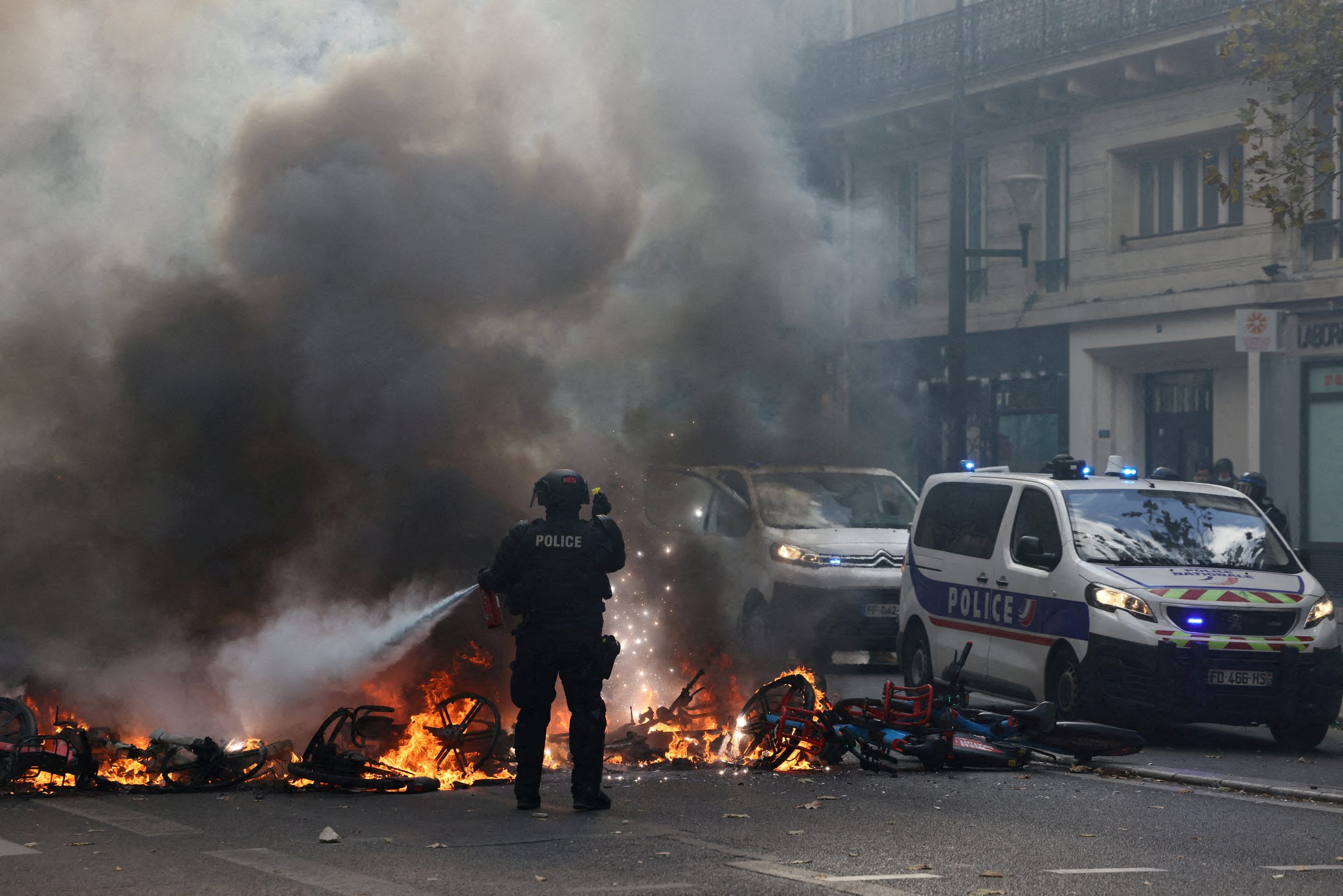 EUA alertam sobre violência em protestos franceses no fim de semana