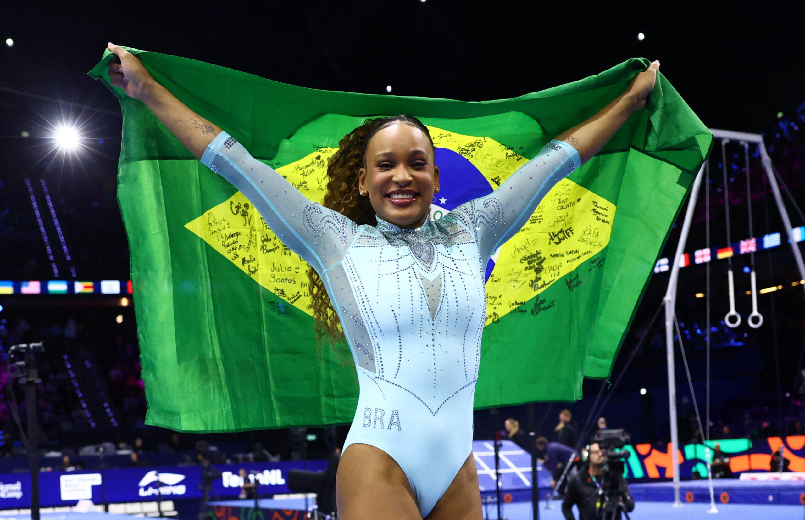 Rebeca Andrade é tricampeã mundial do salto e alcança marca histórica