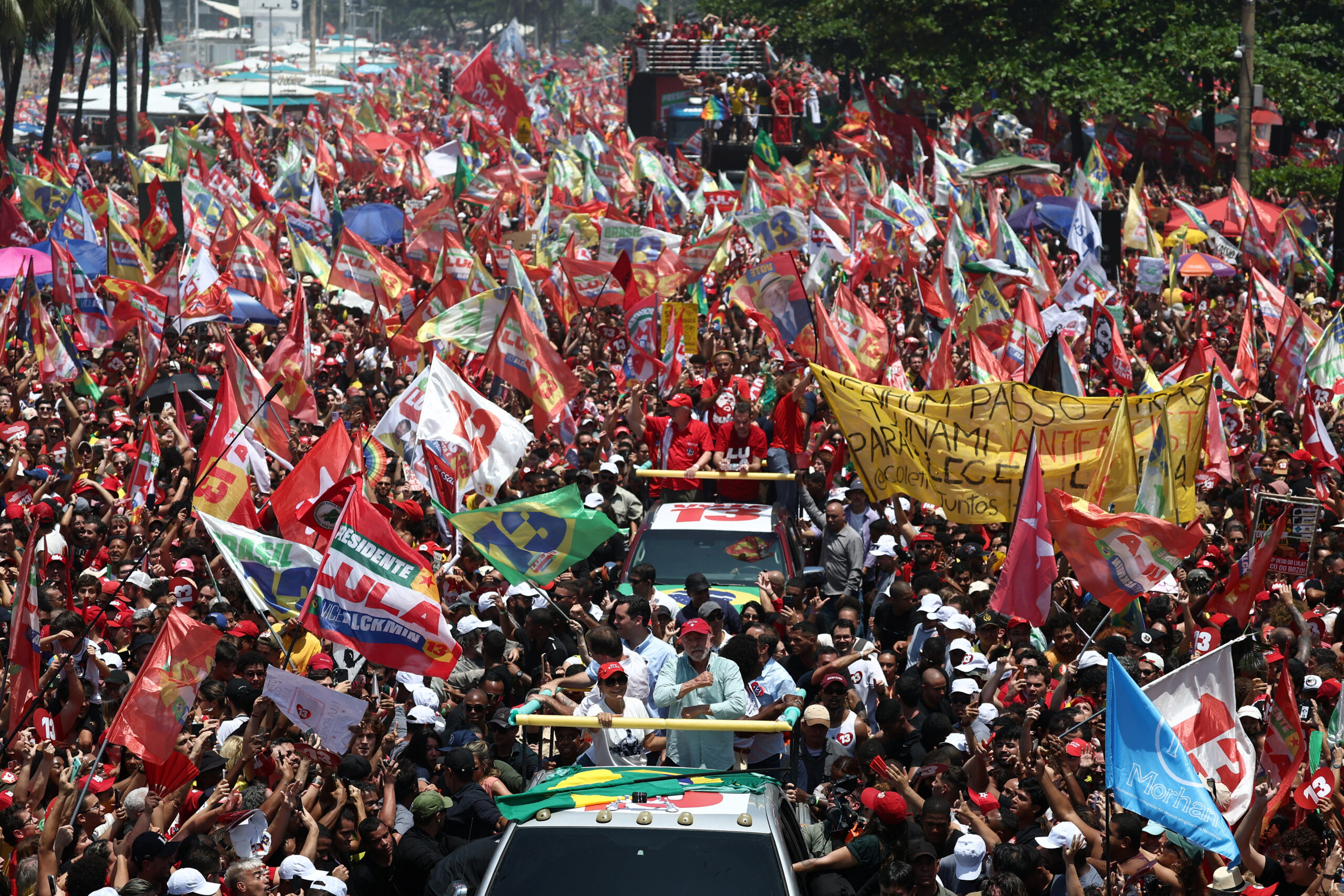 Lula reúne multidão em Copacabana e Flávio faz motociata em BH na véspera do 2º turno