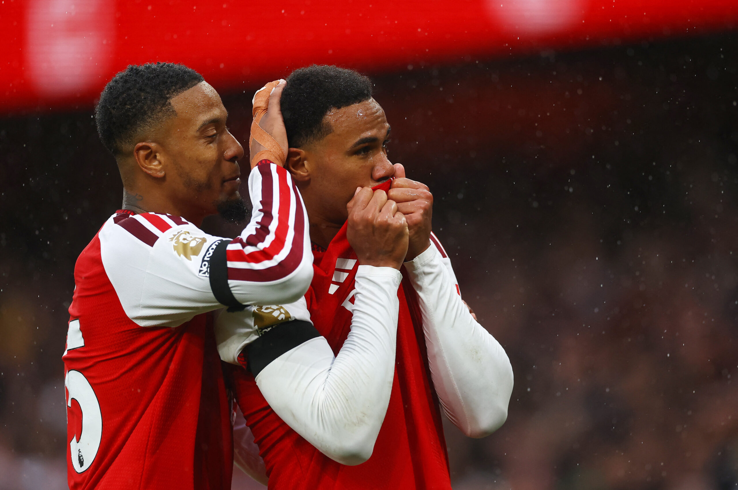 Gabriel Magalhães marca, e Arsenal encosta no City na Premier League