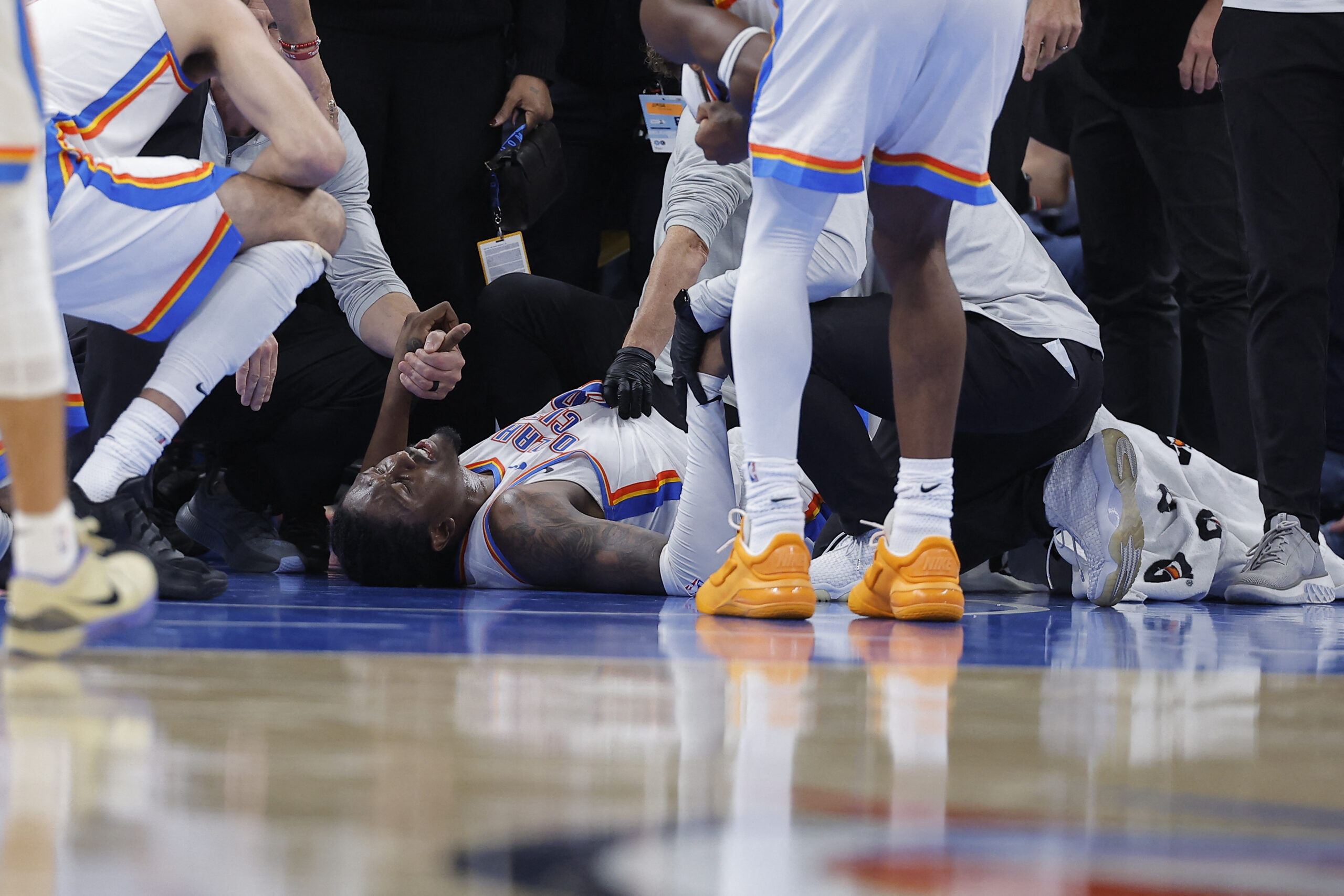 Campeão da NBA sofre lesão impressionante; assista