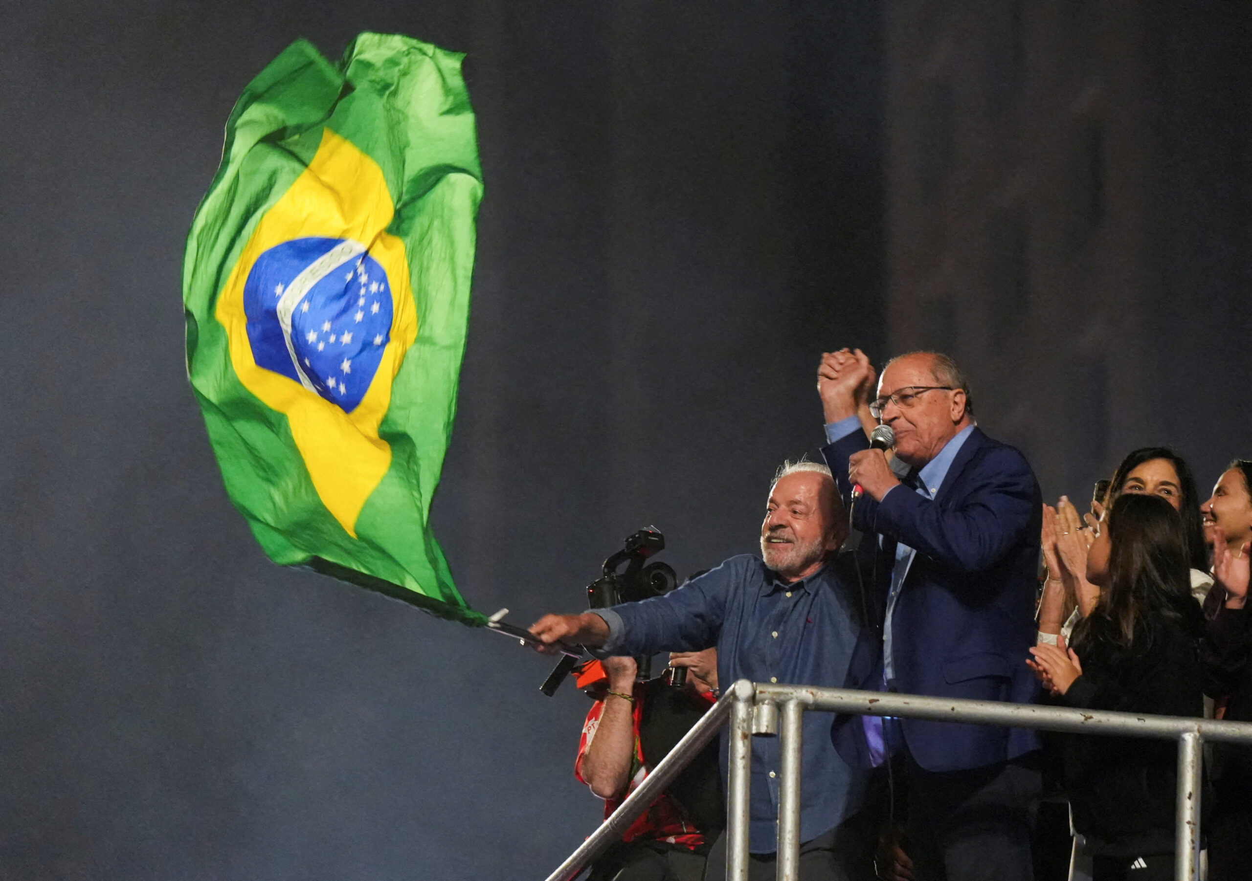 "Decide a população", diz Espriella após vitória de Lula sobre Flávio