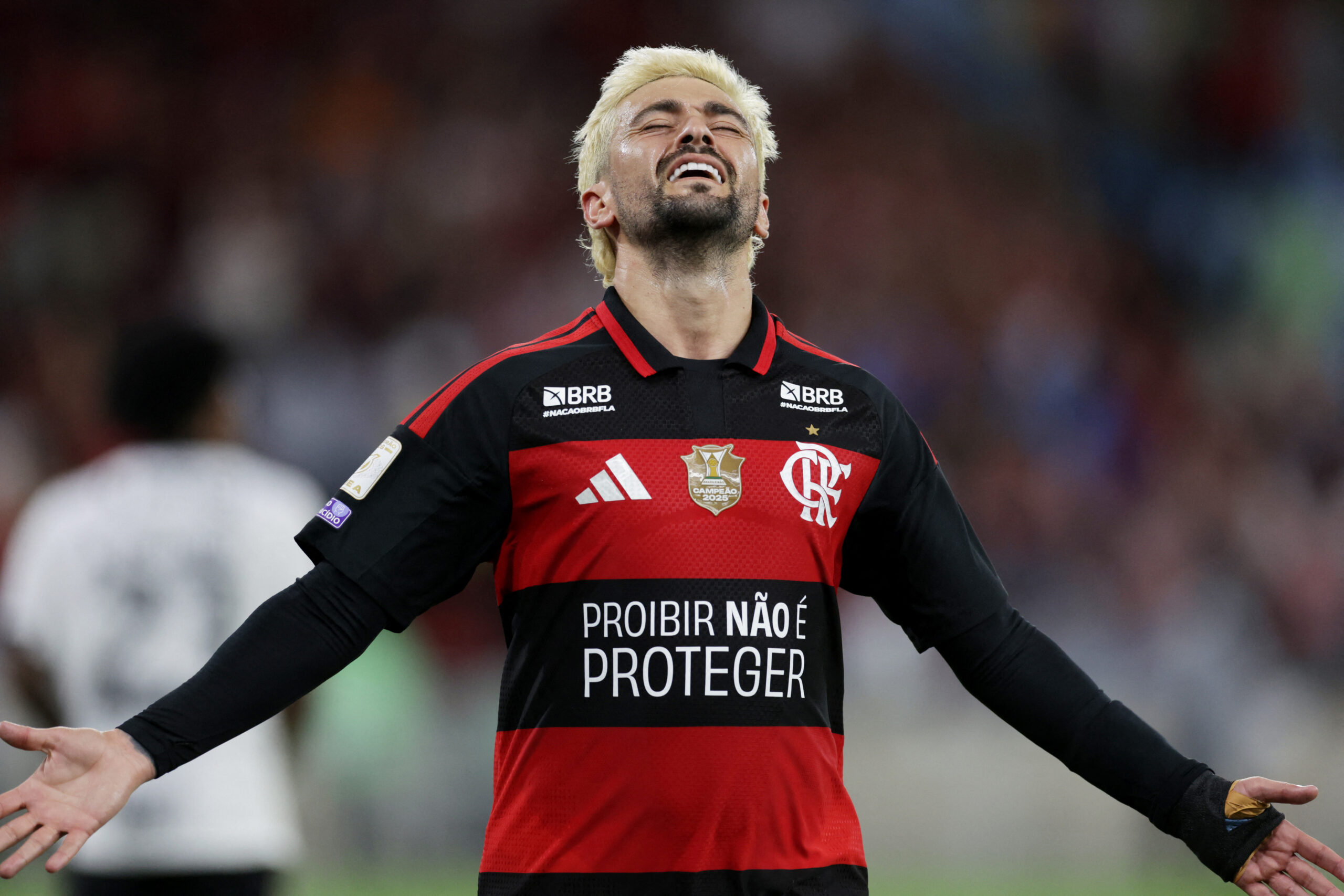 Flamengo sofre, mas vence Atlético-MG e é líder do Brasileirão