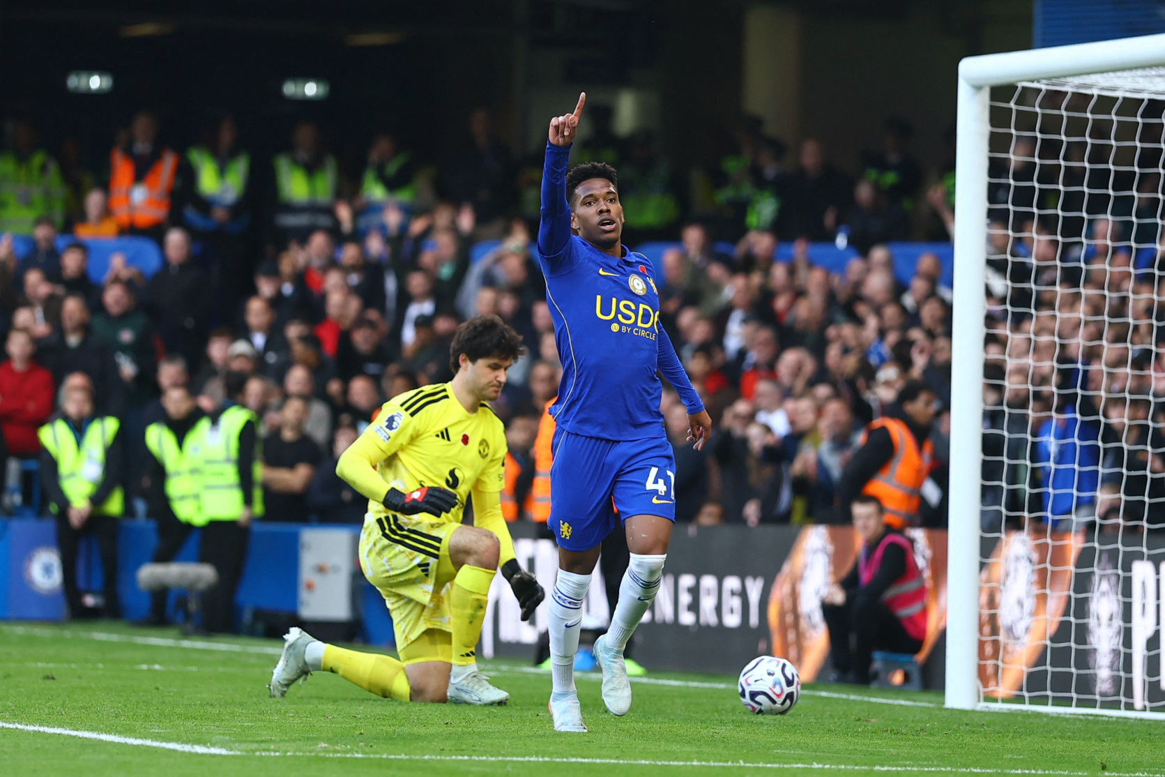 Titular, Estêvão tem dois gols anulados, mas Chelsea vence United