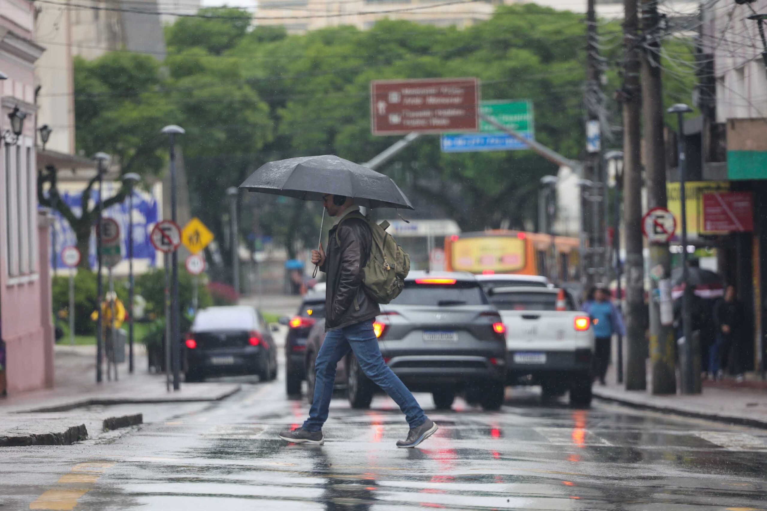 Chuva volta ao Paraná na quarta e chega a Curitiba até sexta-feira