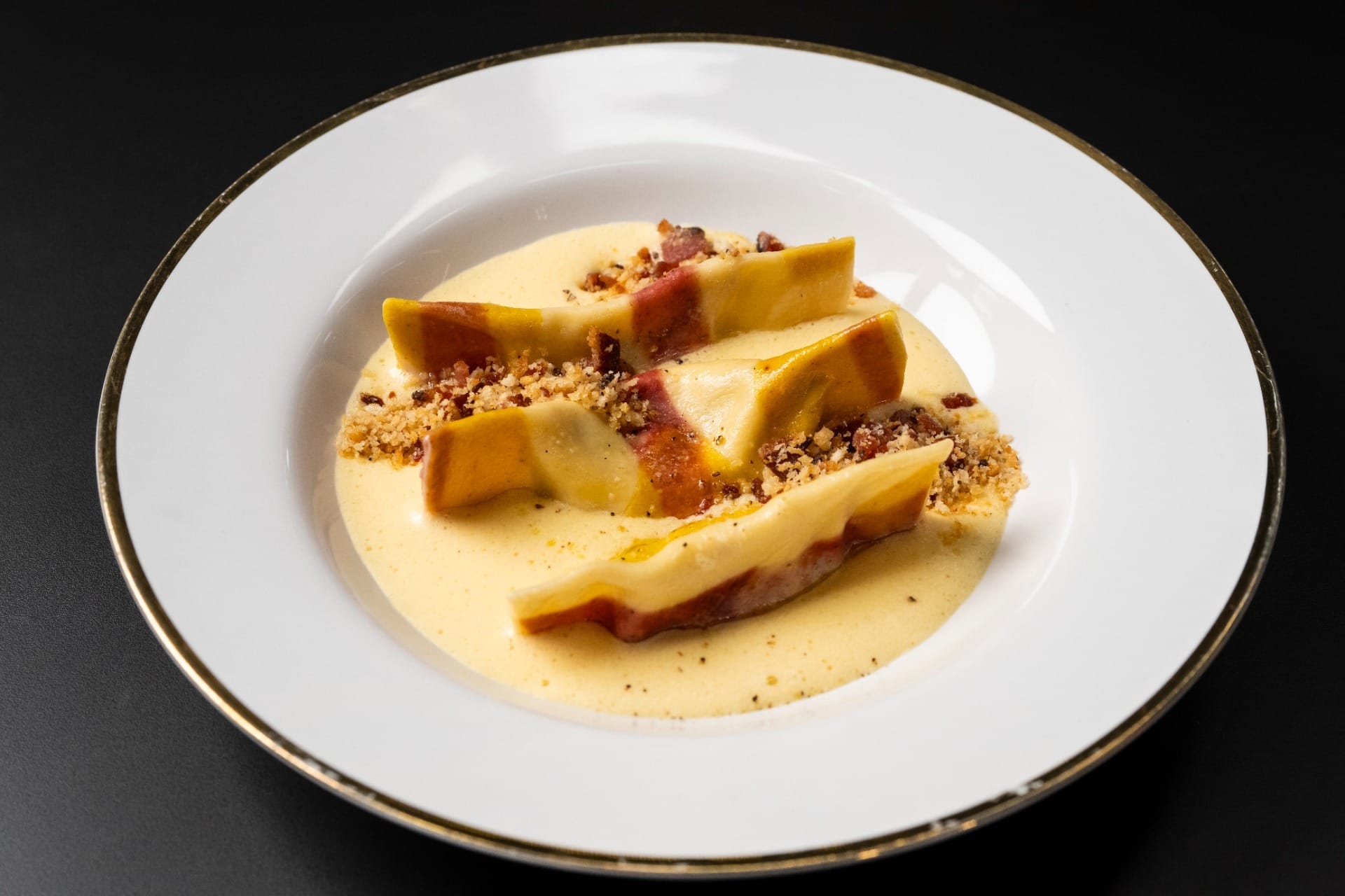 Casoncelli colorido de ricota e pecorino com emulsão de guanciale e farofa crocante | Band Receitas