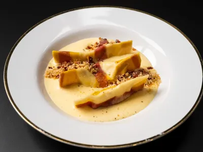 Casoncelli colorido de ricota e pecorino com emulsão de guanciale e farofa crocante | Band Receitas