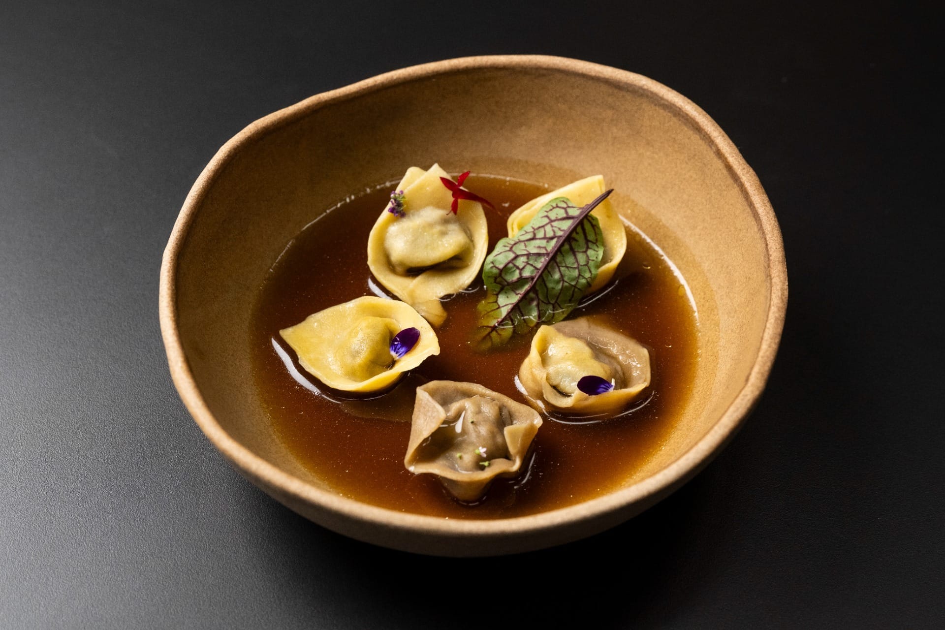 Tortellini de lentilhas e brodo de berinjela | Band Receitas