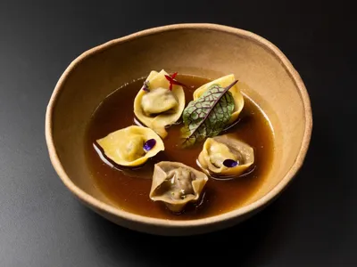 Tortellini de lentilhas e brodo de berinjela | Band Receitas