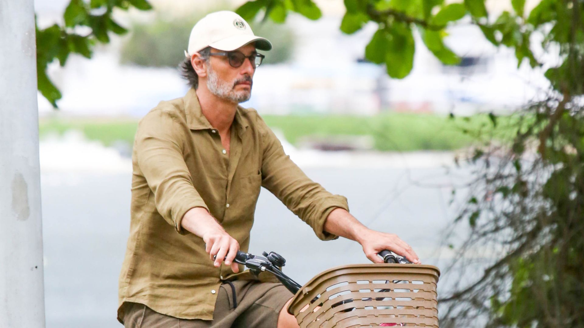 Rodrigo Santoro curte folga pedalando pelo Rio de Janeiro