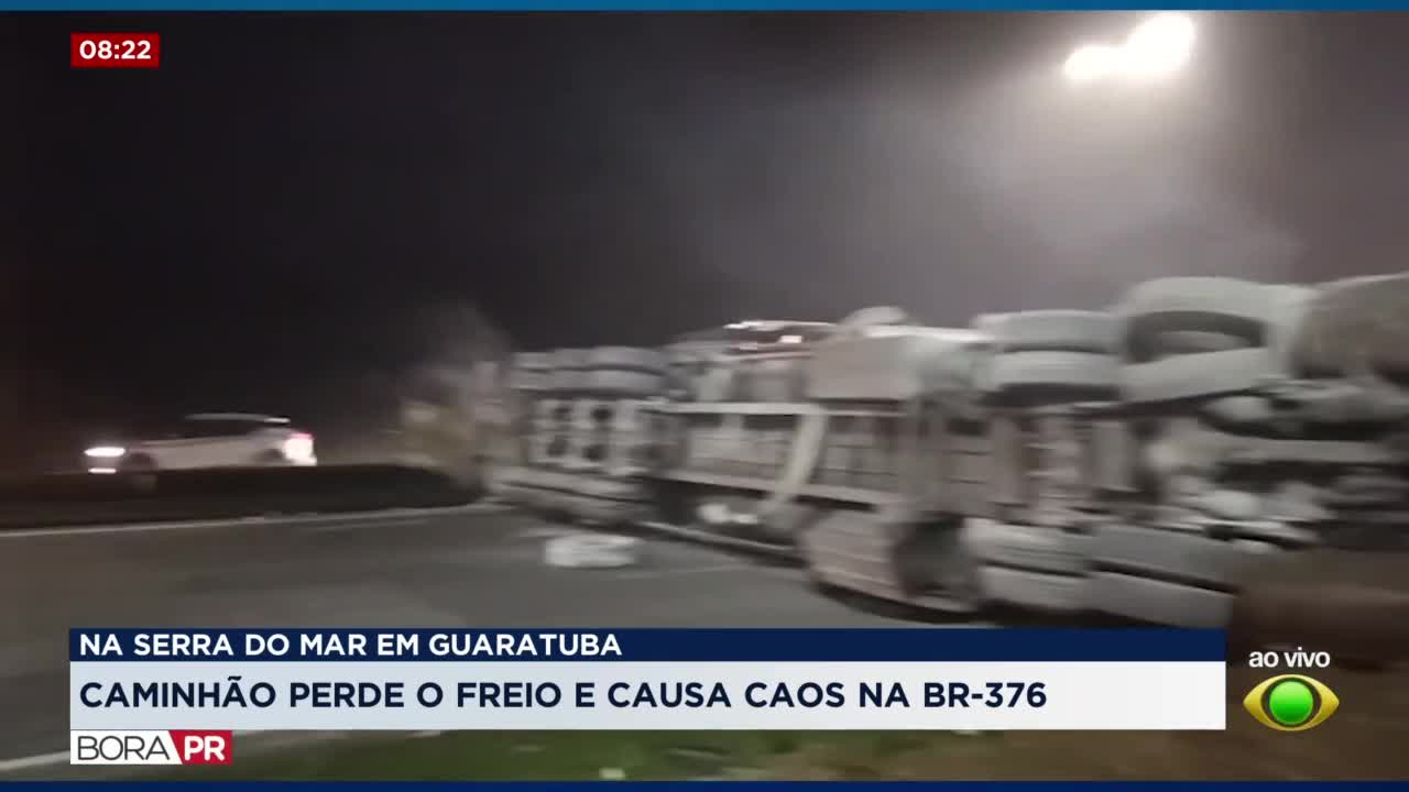Acidente com três carretas deixa ferido e filas na BR-376 em Guaratuba