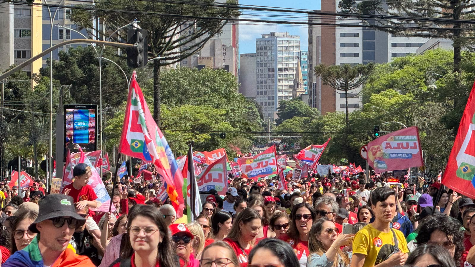 Apoiadores de Lula fazem marcha até o Palácio Iguaçu em Curitiba