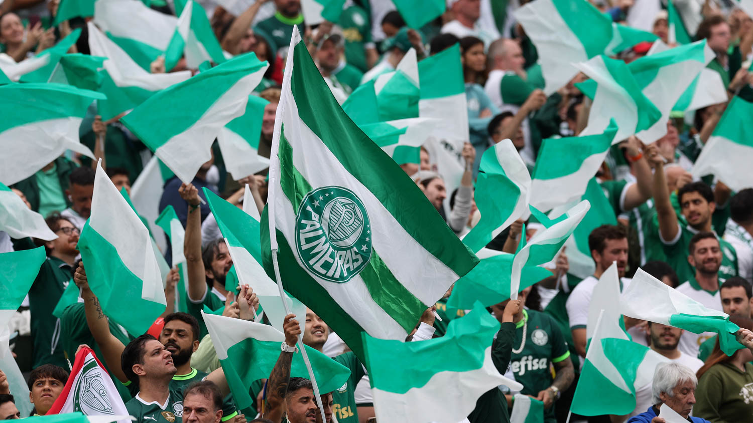 Torcida do Palmeiras esgota ingressos contra o Fluminense no Maracanã