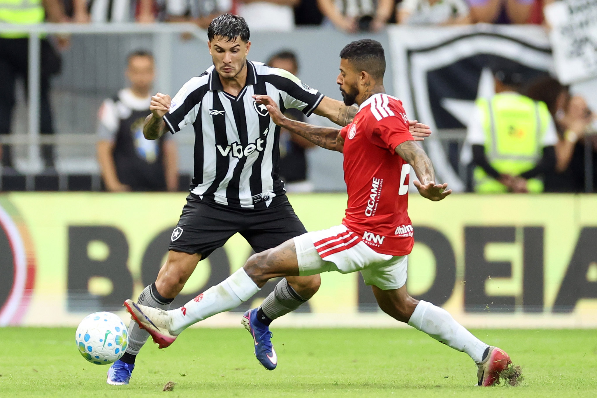 Internacional x Botafogo: escalações definidas para duelo pelo Brasileirão