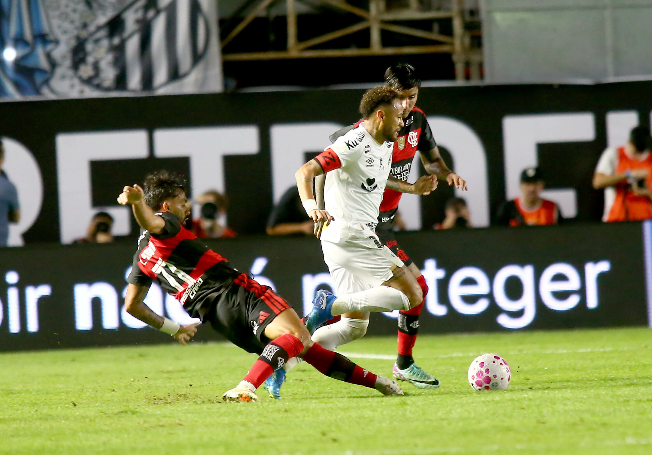 Neymar marca duas vezes, e Santos arranca empate contra o Flamengo