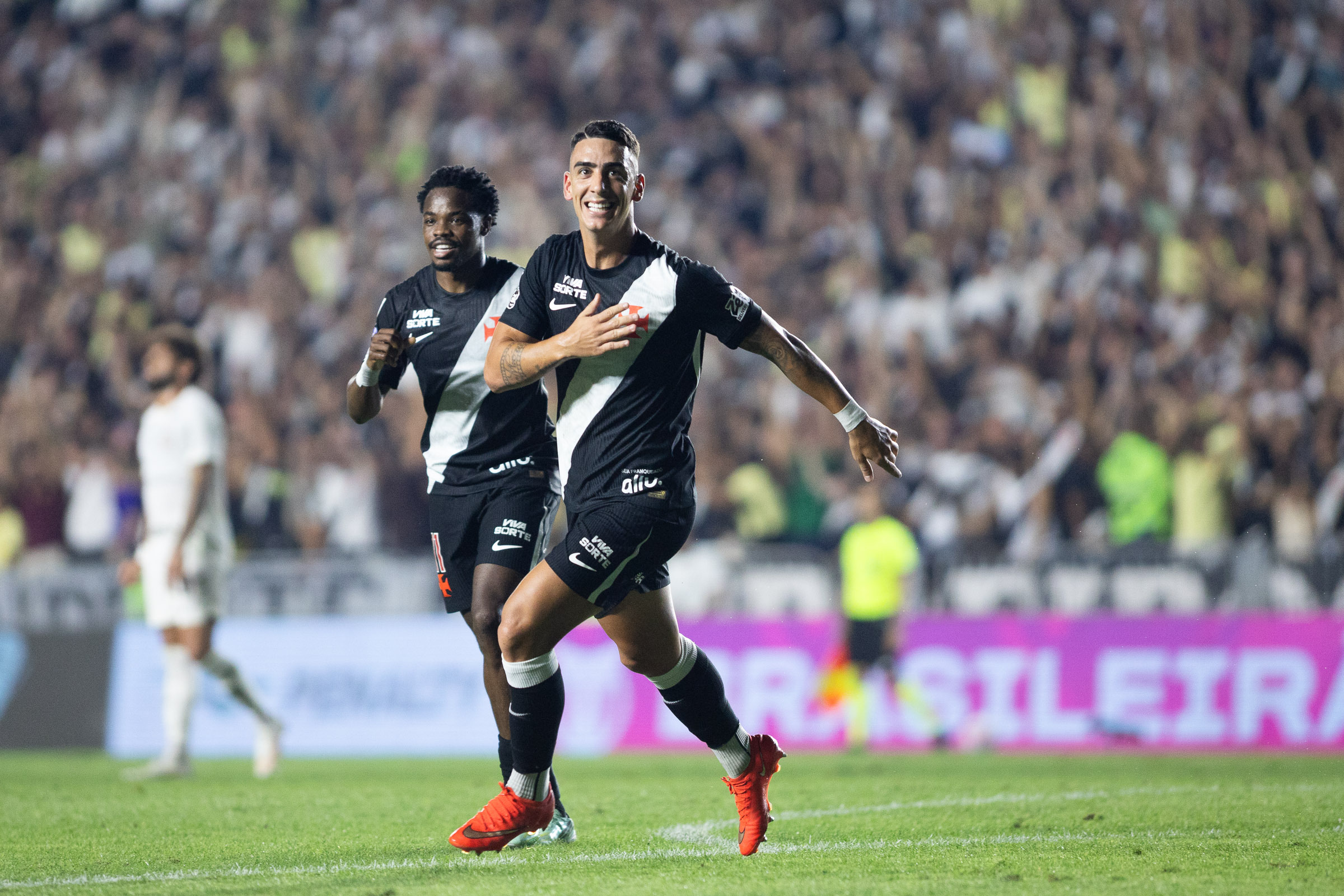 Em jogo de viradas, Vasco bate Corinthians, que entra no Z4 do Brasileirão
