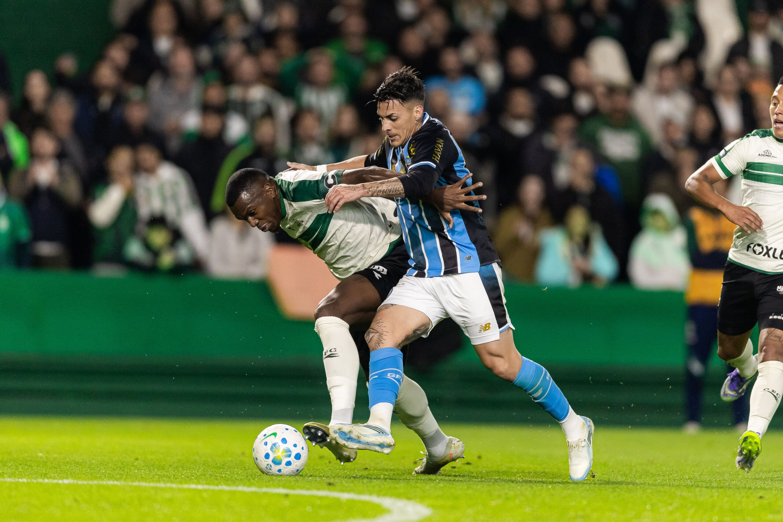 Grêmio bate Coritiba com gol heroico e vence 1ª fora de casa no Brasileiro