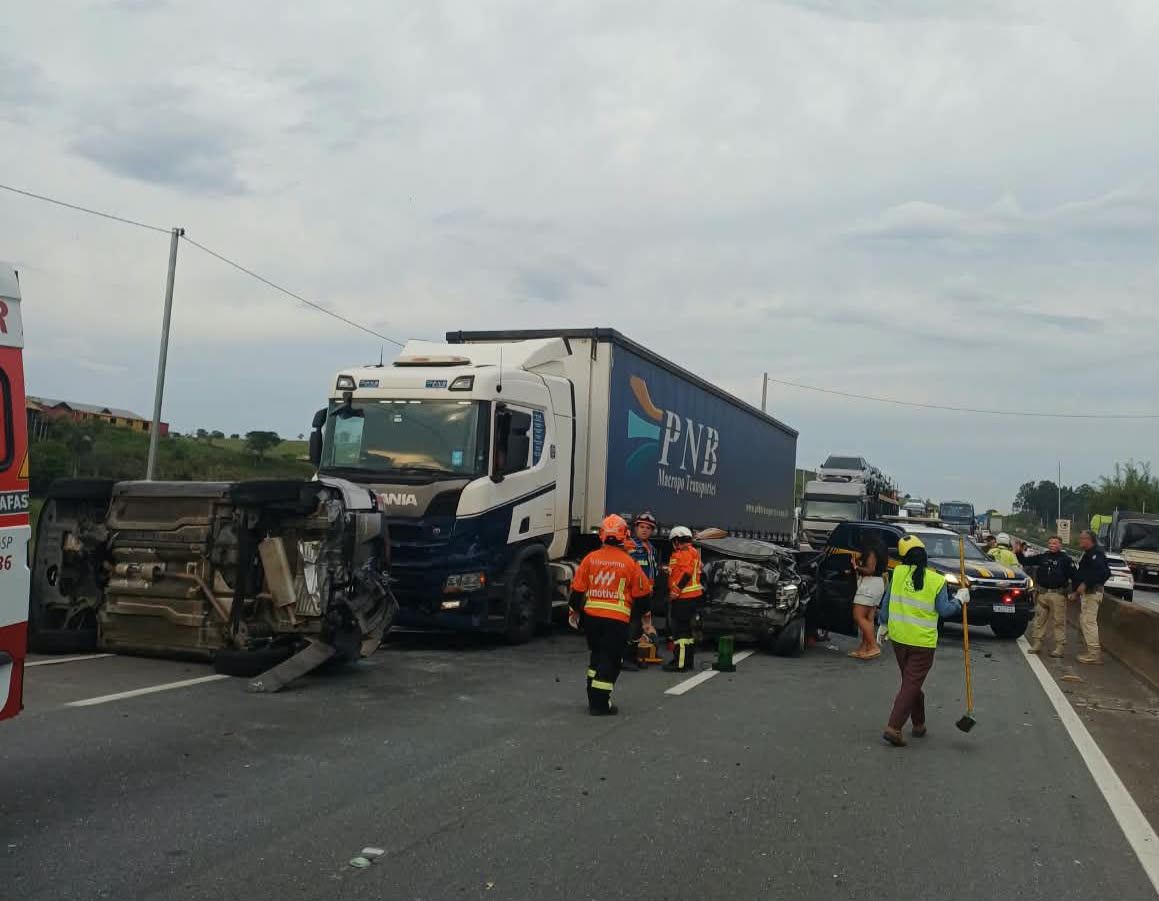 3 pessoas ficam feridas em engavetamento de veículos na Rodovia Dutra
