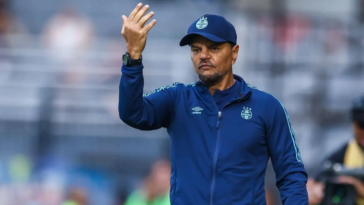 Auxiliar-técnico do Grêmio é preso após desembarque em Porto Alegre