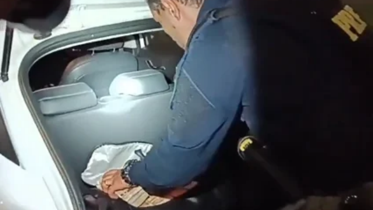 PRF apreende R$ 870 mil em porta-malas de carro