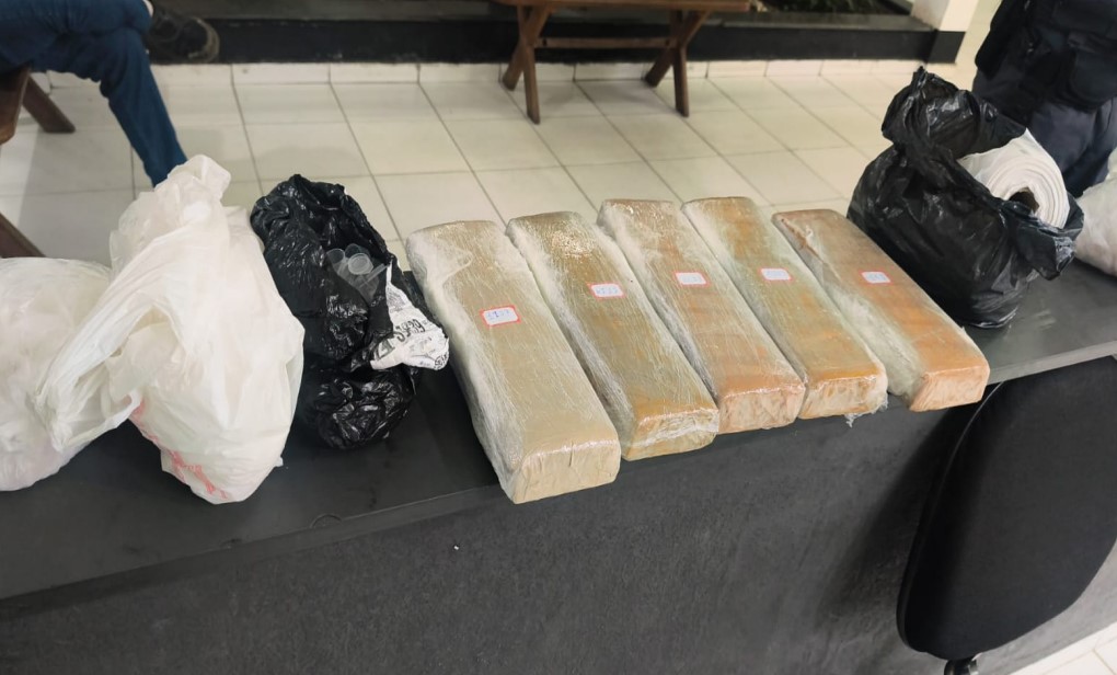 Mais de 13 kg de drogas são achados em quintal de casa em Pindamonhangaba