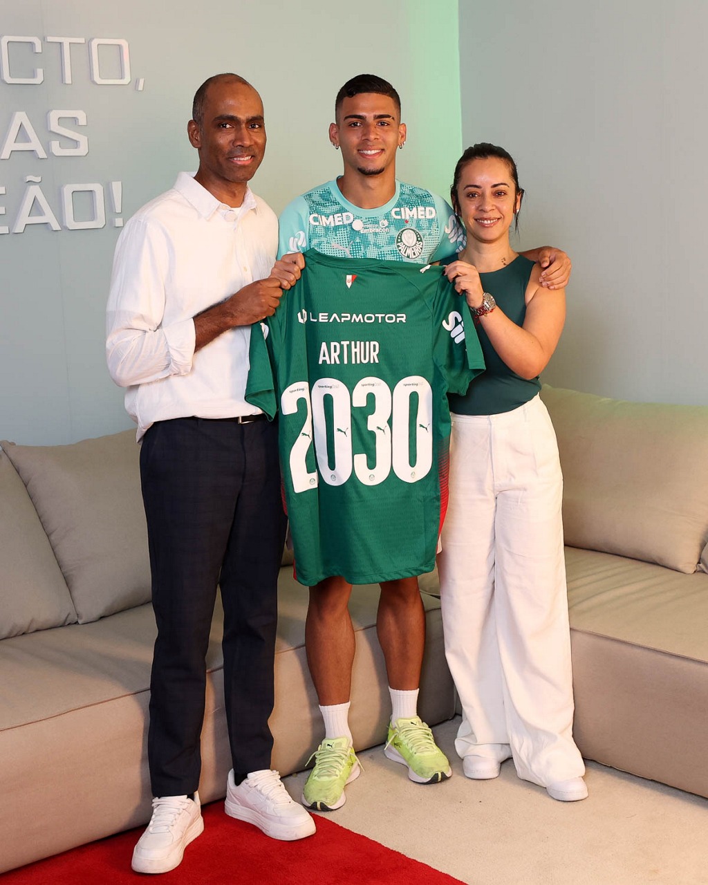 Palmeiras renova com lateral Arthur até 2030