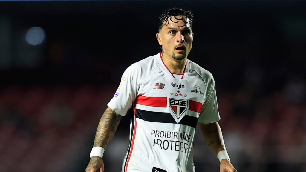 Artur, meia do São Paulo