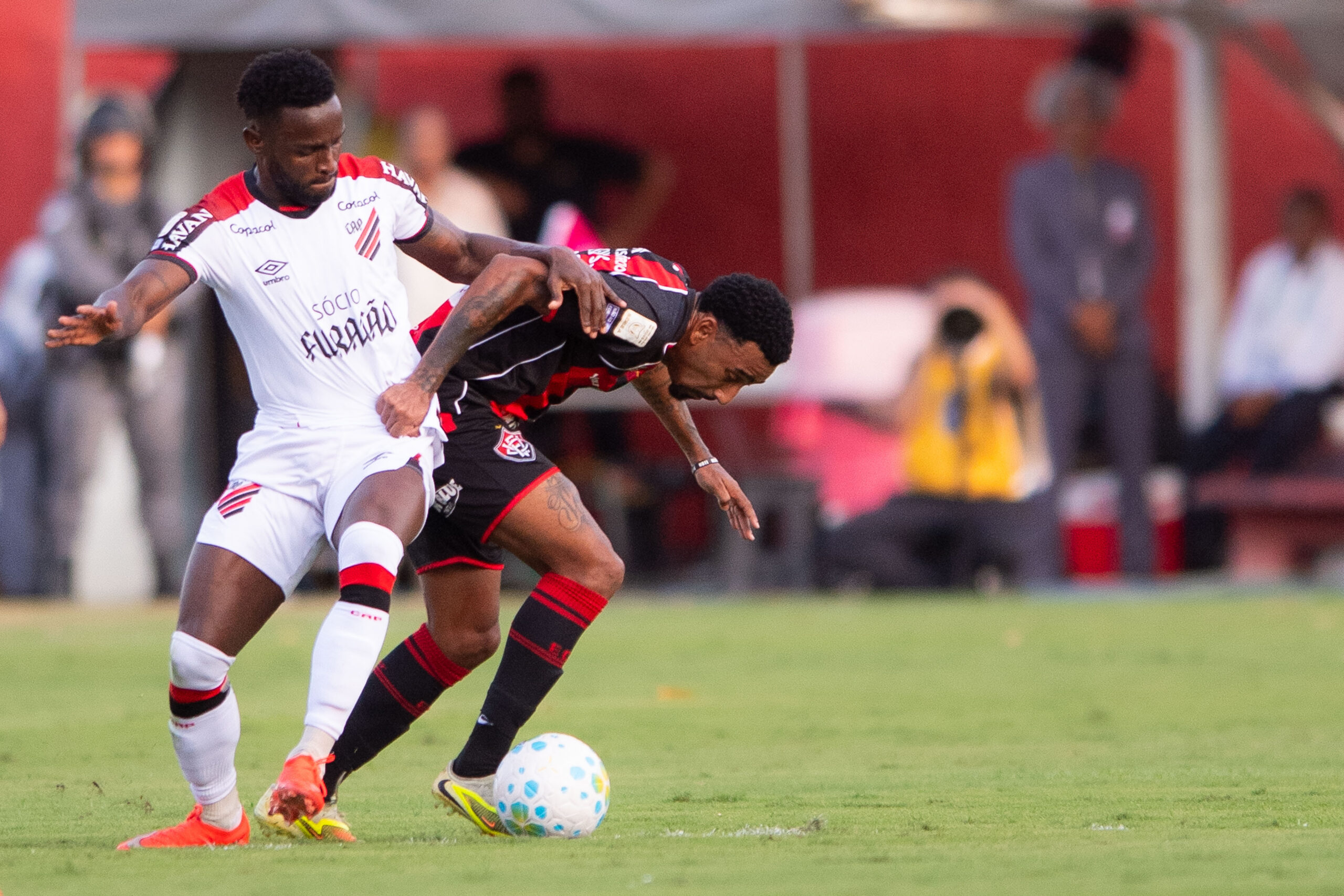 Vitória e Athletico-PR fazem jogo equilibrado e empatam no Brasileirão