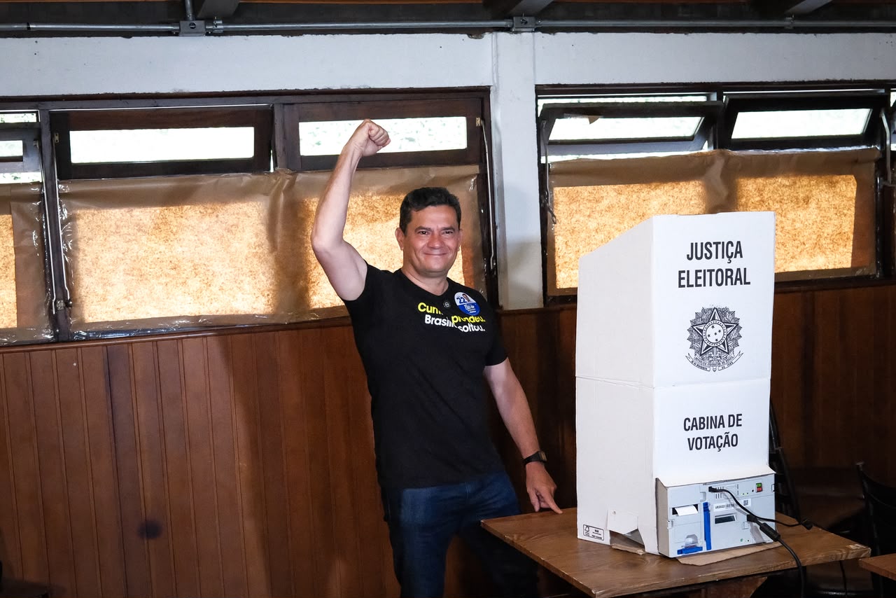 Moro vota em Curitiba, fala das chuvas e aposta em vitória de Flávio