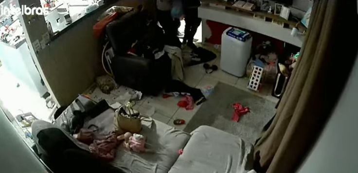 Bandidos invadem casa, fazem família refém e um morre após troca de tiros em Santo André