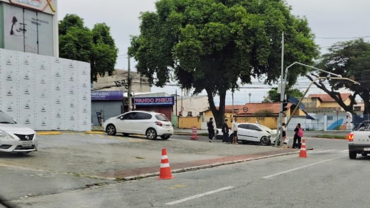 Carro bate em poste de câmera do CSI e danifica semáforo em SJC