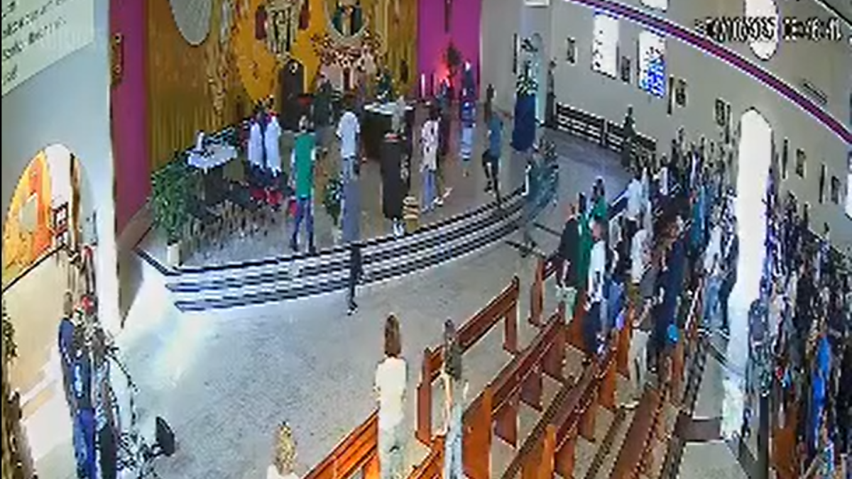 Homem interrompe missa e é contido por fiéis em catedral de Caraguatatuba