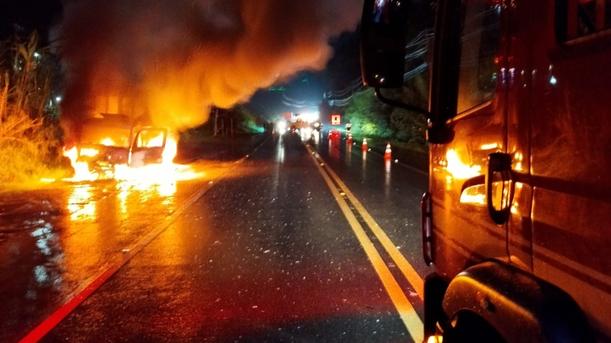 Incêndio atinge caminhão na Rodovia Rio-Santos em Caraguatatuba