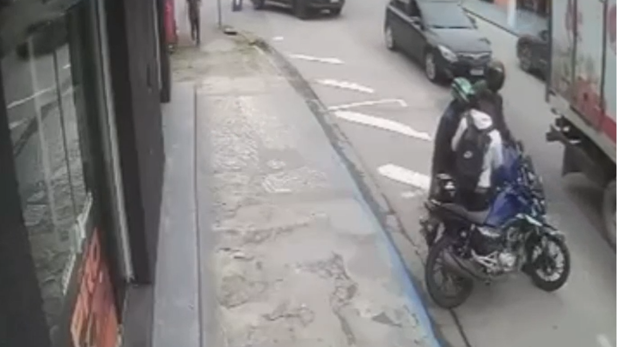 Homem tem moto e dois celulares roubados em Caraguatatuba
