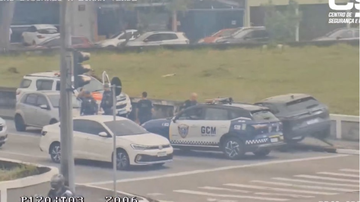 Suspeito bate carro furtado durante fuga, foge a pé e é preso em SJC