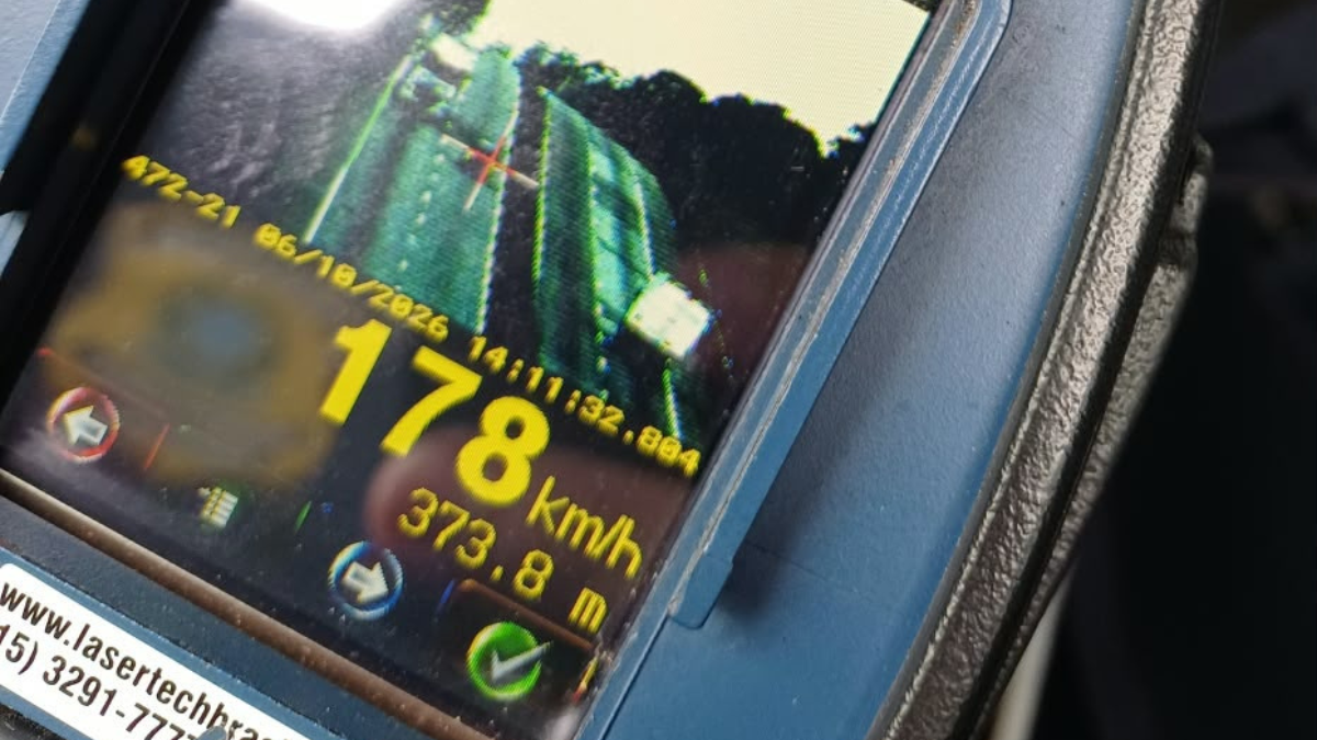 Em meio à romaria, PRF flagra veículo a 178 km/h na Dutra