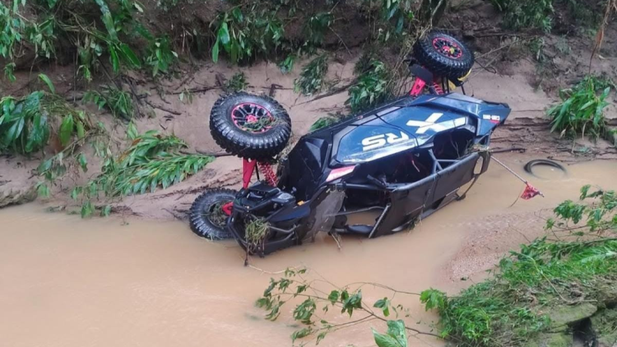 Jovem morre após enxurrada arrastar quadriciclo para dentro de riacho