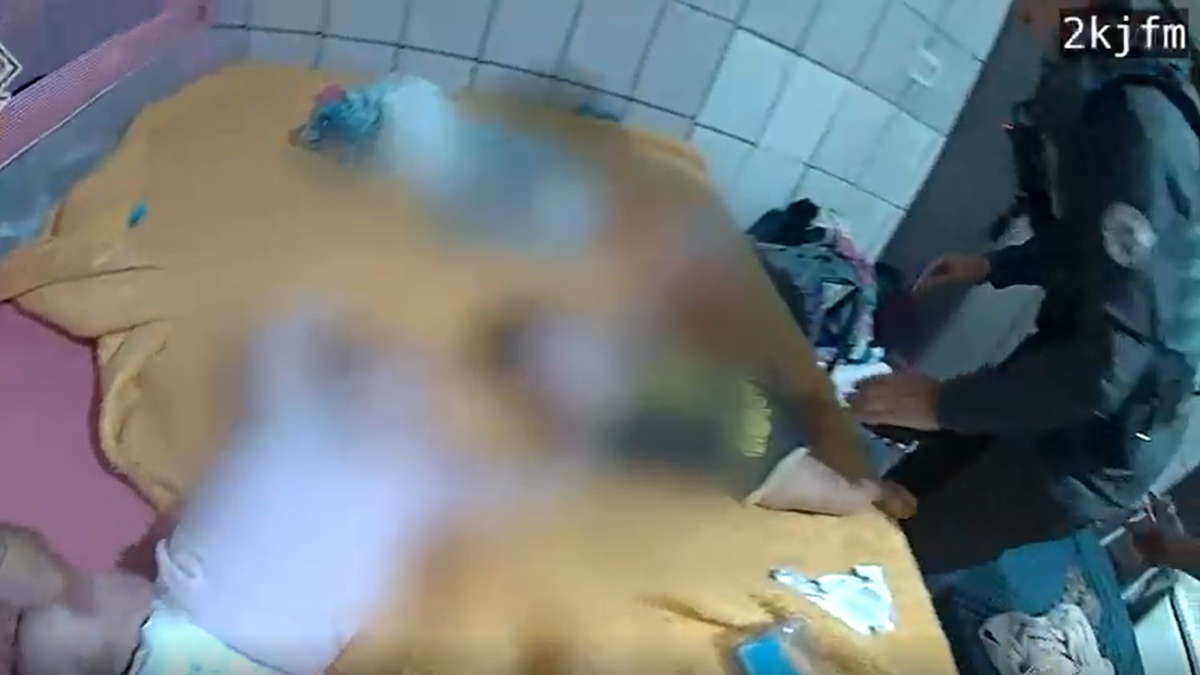 Vídeo mostra PMs resgatando bebês em situação de abandono em São José