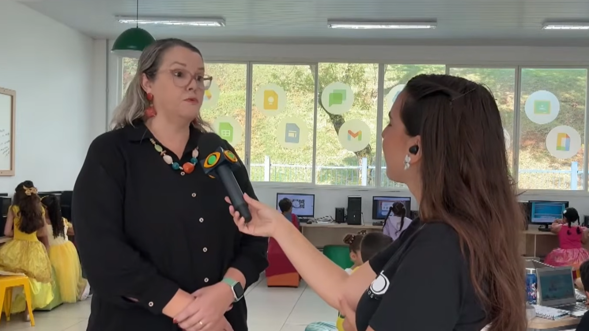 "Nada como o chão da escola": professora de São José é homenageada