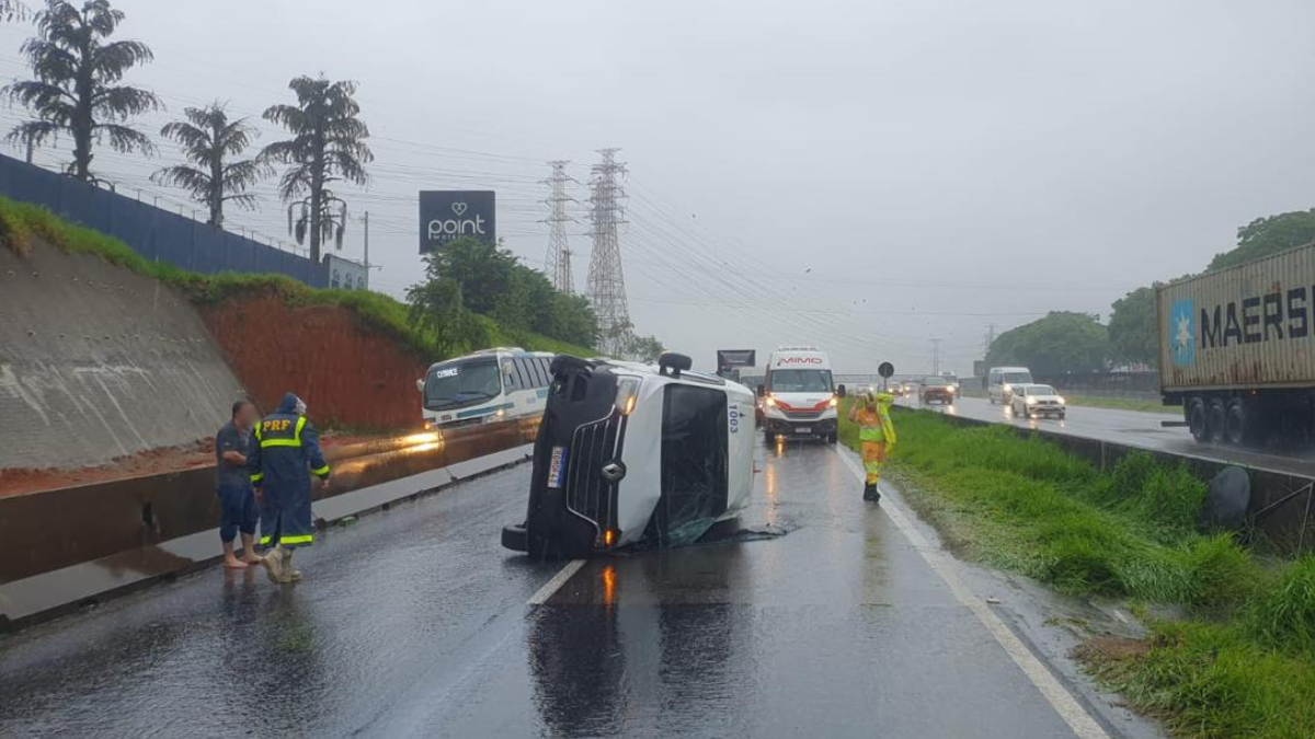 Van tomba na Dutra e deixa motorista ferido em São José dos Campos