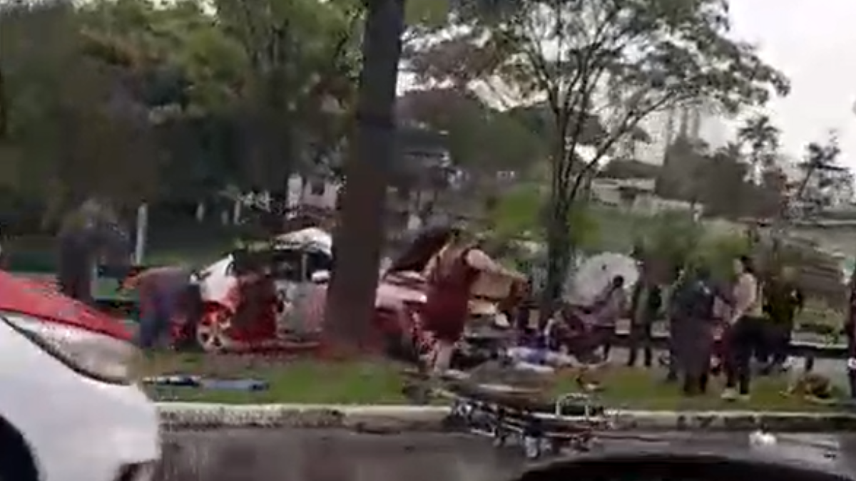Colisão em árvore deixa quatro pessoas feridas em São José dos Campos