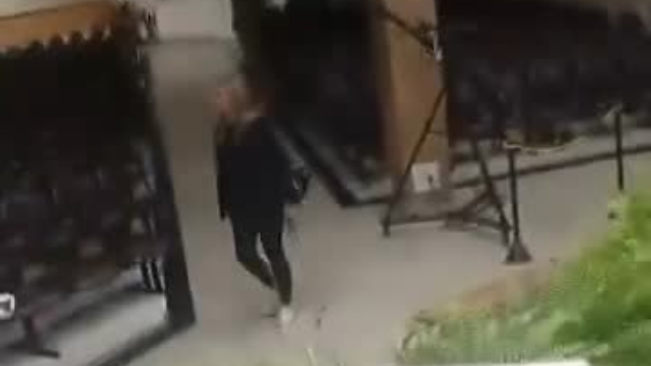 Mulher invade igreja aos gritos, efetua disparos e é presa em flagrante
