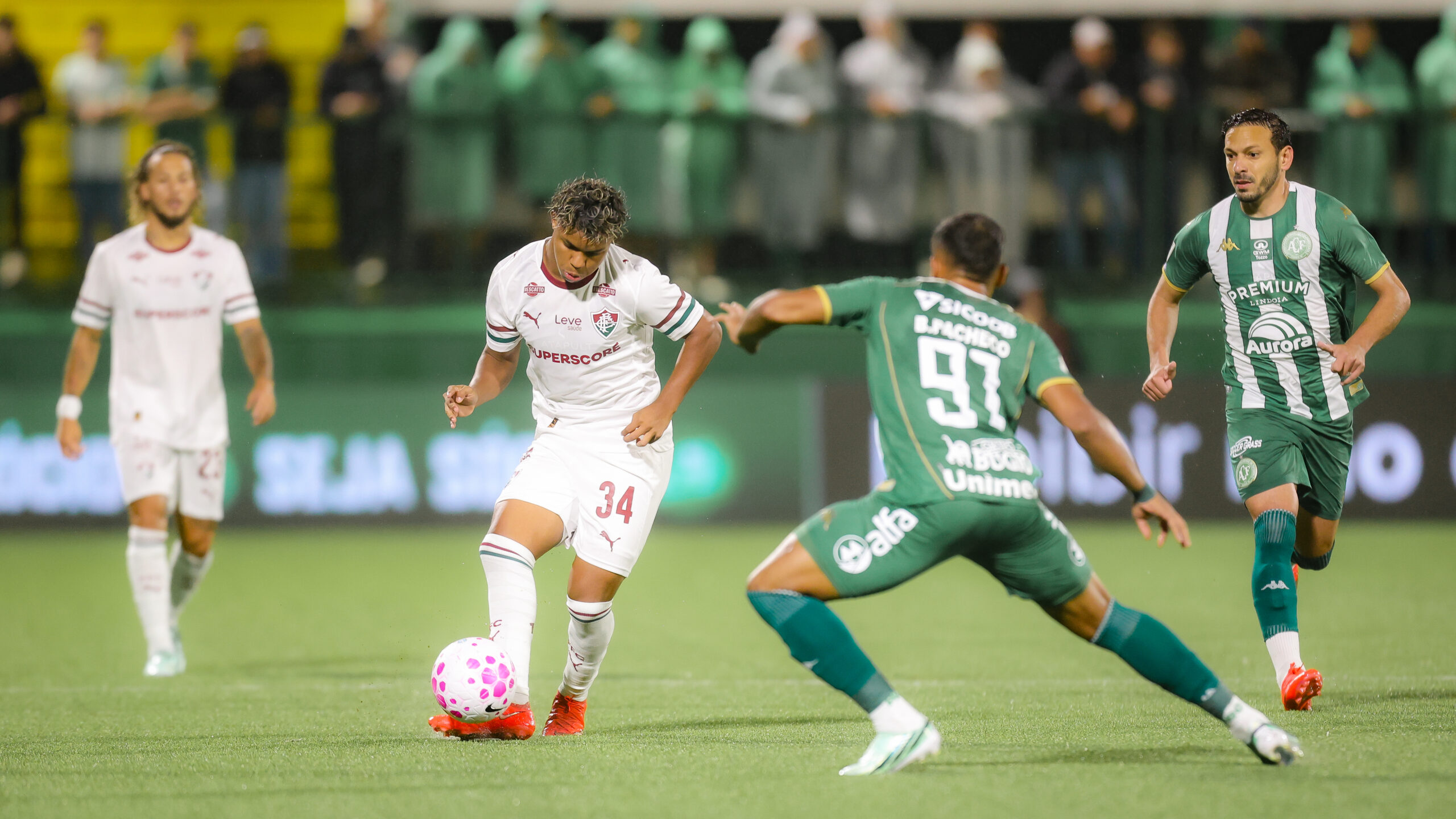 Chapecoense vence Fluminense e mantém luta contra o rebaixamento