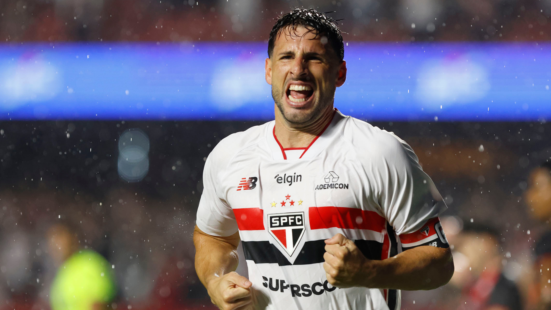 Com dois gols de Calleri, São Paulo vence o Vitória e sobe na tabela
