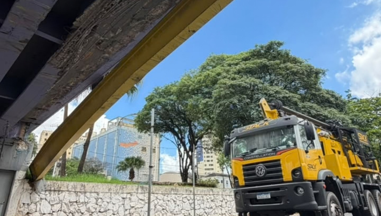 Caminhão atinge estrutura de viaduto e causa interdição em Americana