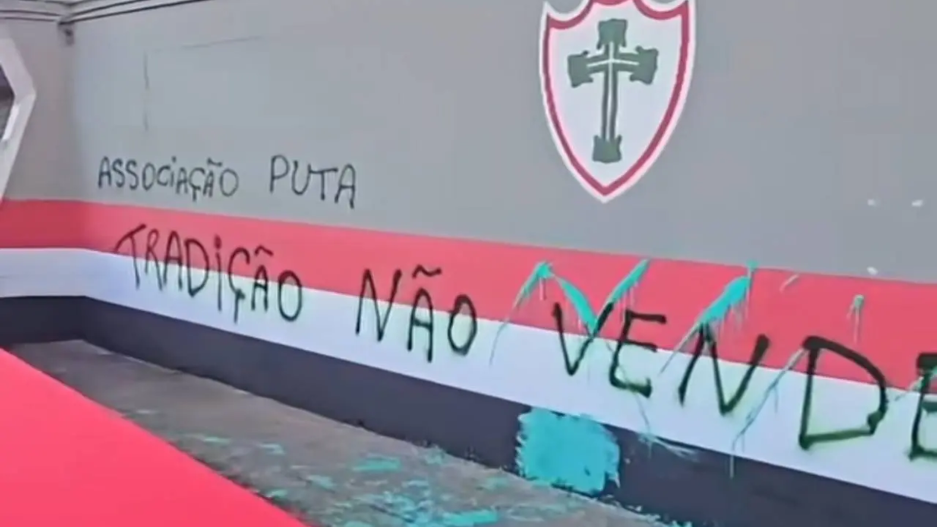 Canindé é pichado após pintura com cores do São Paulo; entenda